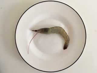 6、秘制鲜虾粥,剪掉虾头上的硬刺和腿腿脚脚（如果粥里不打算放虾头的话就不用剪硬刺了）个人觉得须子是虾的小傲娇所以留下了 哈哈