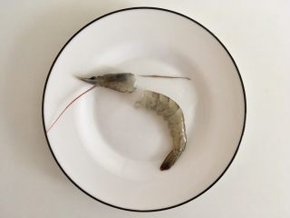 7、秘制鲜虾粥,小心的扭头，抽出虾线。没抽出的往下看。