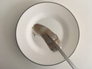 8、秘制鲜虾粥,剪刀在虾背偏一点点的位置剪到虾尾