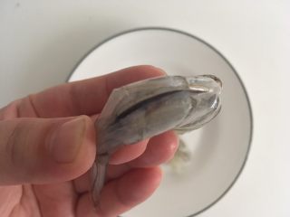 9、秘制鲜虾粥,剥除虾线。虾壳含丰富的钙，可以直接用带壳的开背虾，也可用虾仁。看到这里去翻翻粥锅吧～别粘锅了哈哈
