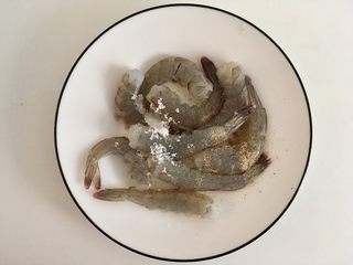 11、秘制鲜虾粥,虾身加盐、白胡椒粉、1小勺糖抓匀腌渍一下。再翻个粥锅吧↖(^ω^)↗