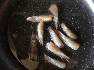 12、秘制鲜虾粥,热锅放油，放虾头，小火煸出虾油，用铲子压一压虾头