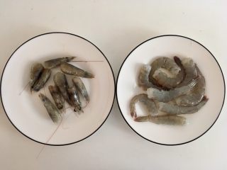 10、秘制鲜虾粥,处理好的虾头和虾身。虾头用厨房纸吸干水分。