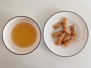 13、秘制鲜虾粥,得虾油和酥酥的虾头。虾油是有沉淀物的，我一个顺手给过滤了，其实不用的