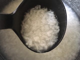 14、秘制鲜虾粥,这时粥底应该熬好了 米粒开花～