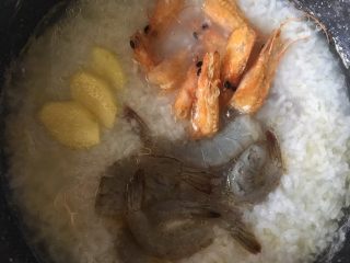 16、秘制鲜虾粥,加姜片、虾身、虾头
