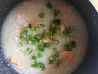 18、秘制鲜虾粥,虾熟后再依口味调入盐和白胡椒粉，出锅前撒葱花即可