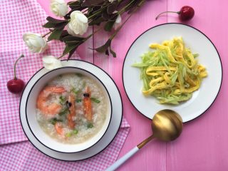 19、秘制鲜虾粥,配个爽口的小菜美美的享用吧～