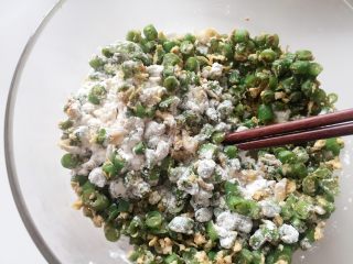 5、豆角鸡蛋煎饼 ,把豆角炒蛋放入一个大碗中，加入面粉，然后慢慢加水搅拌（可适量增加一点泡打粉，不加也没有关系）