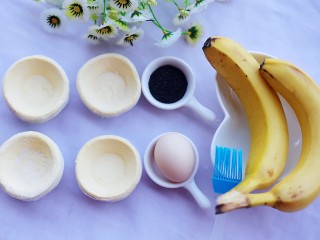 1、香甜酥脆的香蕉蛋挞酥,准备好所有食材。