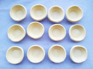 2、香甜酥脆的香蕉蛋挞酥,蛋挞皮拿出常温解冻。