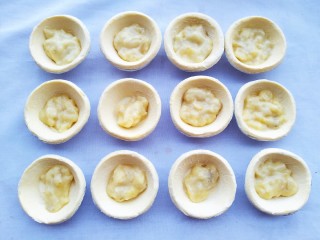 5、香甜酥脆的香蕉蛋挞酥,放入蛋挞皮中。