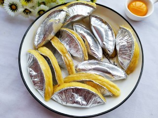 6、香甜酥脆的香蕉蛋挞酥,像包饺子一样将两边捏合。