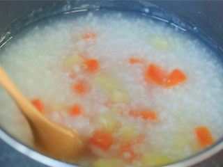 2、胡萝卜土豆鸡肉粥,蒸好的胡萝卜、土豆放入粥中搅拌均匀，继续熬煮。