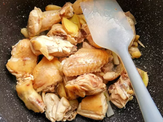 2、香菇板栗烧鸡,锅中倒入少量油，烧到七成热后，加入姜蒜炒香，再放入鸡块煸炒，炒至变色。