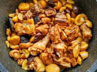 6、香菇板栗烧鸡,开锅，调大火收汁！此时也可以撒上一把香葱，不喜香葱可不放。