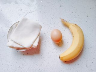 1、嫩脆香蕉派,食材如图,真的好简单的食材,没有饺子皮,也没有印度飞饼,可以自己和点面团,擀点皮。