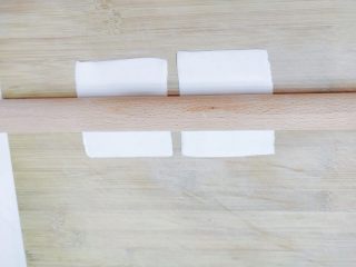 2、嫩脆香蕉派,饺子皮选二张差不多大的,稍微擀薄一点,擀大一点,二张的形状最好差不多。用这个方法,擀完所有饺子皮,我一个香蕉,总共做了四个,就是八张饺子皮。如果是印度飞饼,同样擀一下。