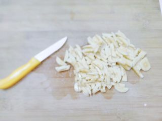 4、嫩脆香蕉派,香蕉去皮,去掉两头,切碎,什么形状,自己决定。