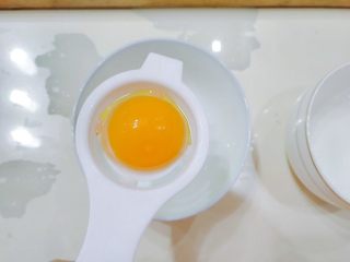 5、嫩脆香蕉派,鸡蛋的蛋清蛋黄要分离,只要蛋黄。