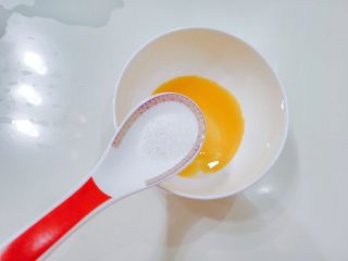 6、嫩脆香蕉派,蛋黄里加糖,糖可以稍微多一点点。如果孩子吃,就不要放了,对牙不好。