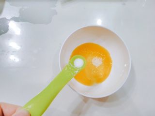 7、嫩脆香蕉派,再放一丁点儿盐,如果是印度飞饼,不要也没关系,我是为了饺子皮有点味道,所以放一点盐。