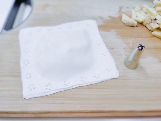 11、嫩脆香蕉派,然后把上面也铺一张,四个边尽量对齐。四边用手按一按,确定都粘上了。接着用叉子围着边按一圈,我用的平口的裱花嘴,围着四周扎了一圈。