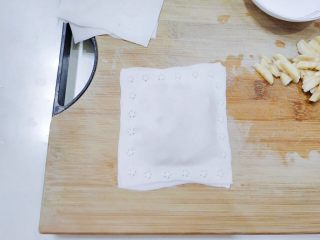 12、嫩脆香蕉派,裱花嘴做的也挺好看,这一步是为了四周粘合的更紧密。