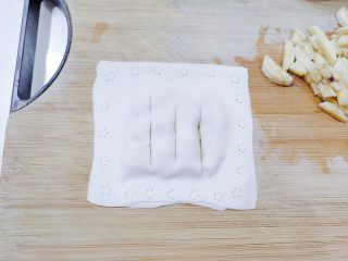 13、嫩脆香蕉派,然后用刀在上面划几道口子,划的时候注意,刀要平,不要头朝下,那样容易把底下那面划破。