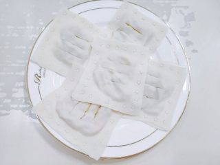 14、嫩脆香蕉派,按照上面的方法,把其他的也做好。我四周的边留多了,里面的心其实可以多放点香蕉的。