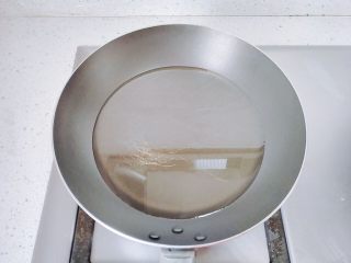 15、嫩脆香蕉派,锅里倒油,稍微多一点,不开火。我用的油煎,可以油炸,也可以用烤箱。