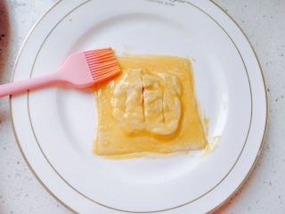 16、嫩脆香蕉派,把上面刷上蛋黄液。