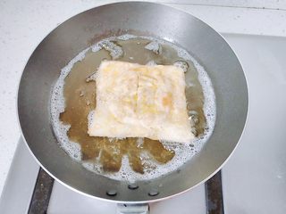 18、嫩脆香蕉派,开小火,油微热,把香蕉派放进去。定型了就可以换面。