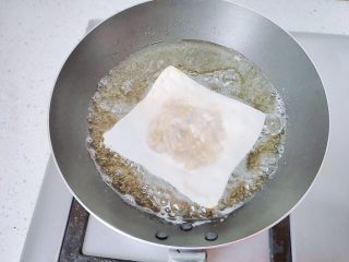 19、嫩脆香蕉派,记得来回换边,不要等到一面已经炸到金黄,再去翻面。