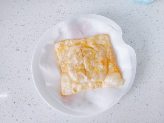 20、嫩脆香蕉派,二面差不多程度的金黄,就夹起来吧!这个时候香蕉派的香味早已散发出来了。盘子上铺层油纸,吸下油。