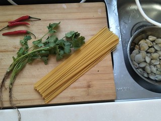 1、蛤蜊意面,准备先先买来的蛤蜊，清洗干净，吐好沙，准备要用的材料。