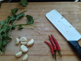 2、蛤蜊意面,准备香菜两三根，大蒜五六瓣，小米椒两根。