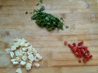 3、蛤蜊意面,都切成碎。