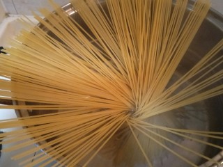 5、蛤蜊意面,下意面面，大火煮七分钟。