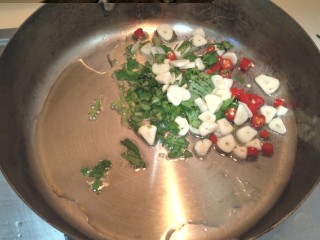 7、蛤蜊意面,把切好的大蒜。香菜，辣椒煸炒香。