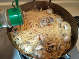 8、蛤蜊意面,大火煸炒出香味后。