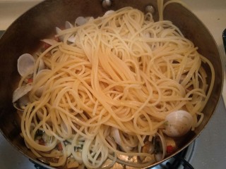 13、蛤蜊意面,加入煮好的意面。