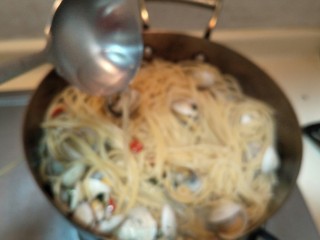 14、蛤蜊意面,可以加入刚刚煮面的意面水加两勺。