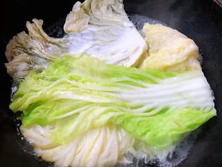 4、#冬日暖心菜#白菜包肉,锅中烧开水将白菜轻微焯一下水立即取出放入冷水中过凉再攥干水分备用