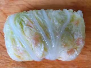 7、#冬日暖心菜#白菜包肉,顺着一个方向将肉馅包裹起来