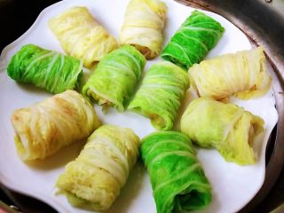 9、#冬日暖心菜#白菜包肉,蒸锅烧开水放入白菜包肉大火蒸十分钟