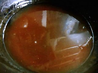 11、#冬日暖心菜#白菜包肉,蒸白菜包肉的原汤汁倒入锅中再添加适量清水或高汤烧开放入一品鲜酱油、蚝油、糖调味均匀最后倒入水淀粉勾芡即可