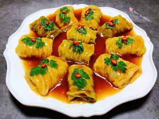 12、#冬日暖心菜#白菜包肉,调好的汤汁均匀的淋在白菜包肉上面用香菜和小米辣做装饰就大功告成了