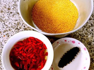 1、海参枸杞小米粥,准备好原材料海参、枸杞、小米备用