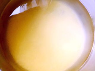 2、海参枸杞小米粥,小米放入锅中淘洗干净捯入适量清水开始煮粥